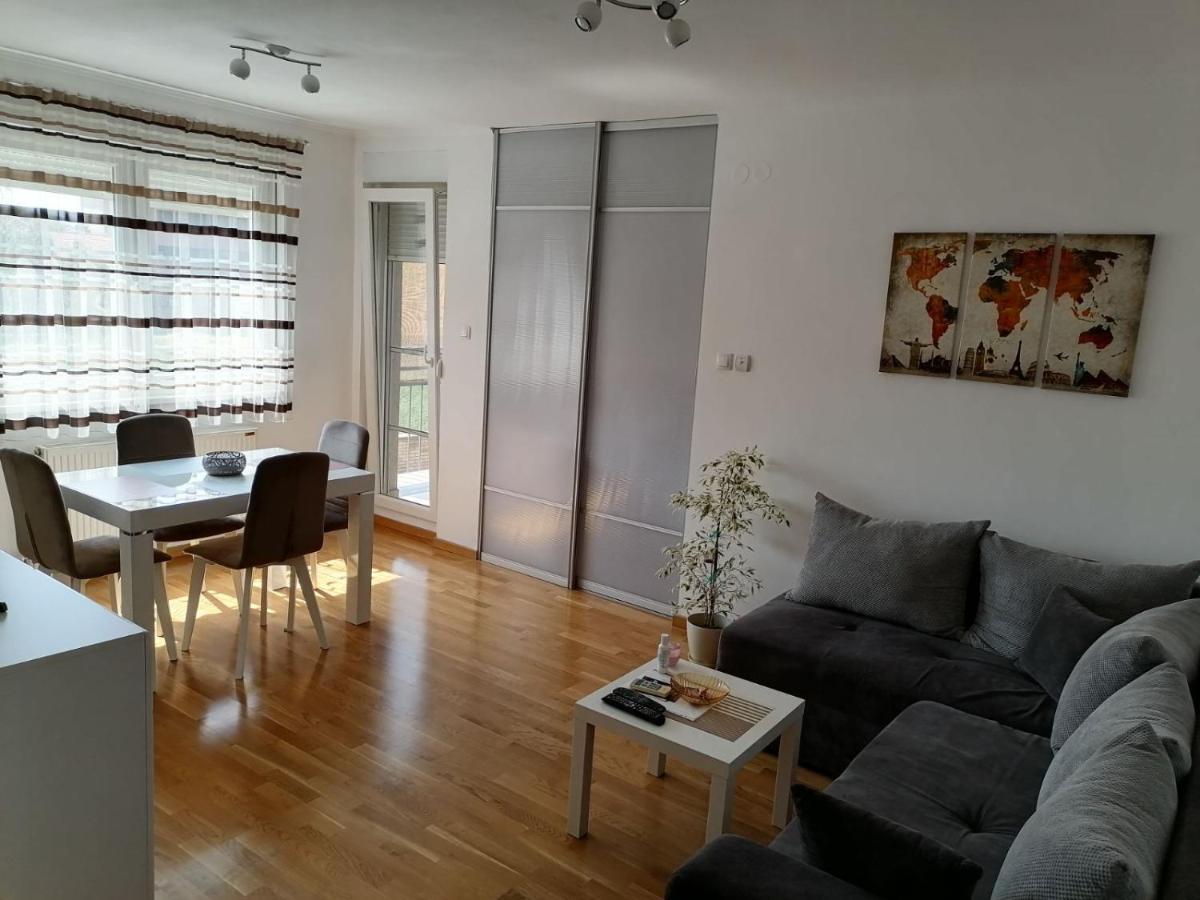נובי סאד Paris Apartment -Free Private Parking מראה חיצוני תמונה