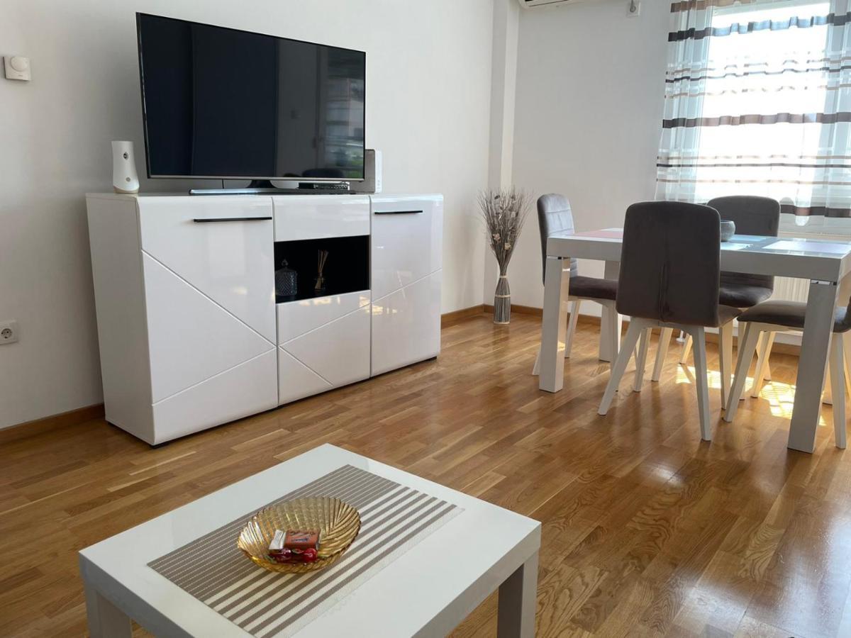 נובי סאד Paris Apartment -Free Private Parking מראה חיצוני תמונה