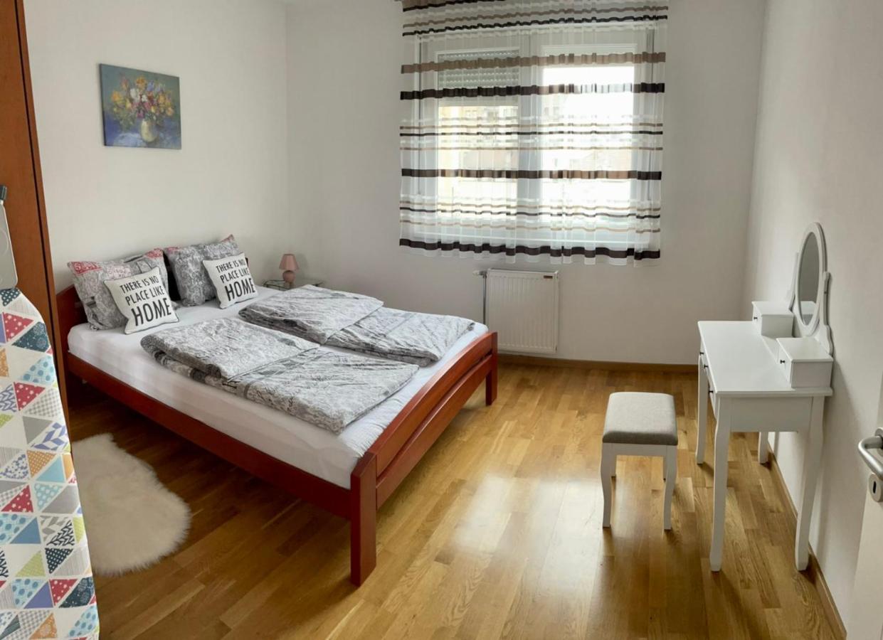 נובי סאד Paris Apartment -Free Private Parking מראה חיצוני תמונה