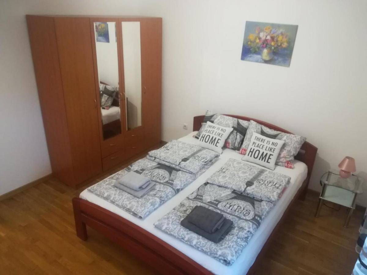 נובי סאד Paris Apartment -Free Private Parking מראה חיצוני תמונה