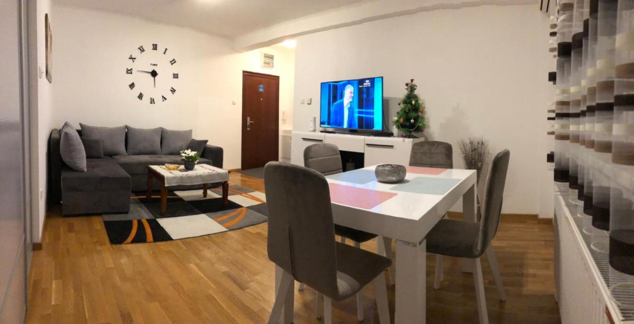 נובי סאד Paris Apartment -Free Private Parking מראה חיצוני תמונה