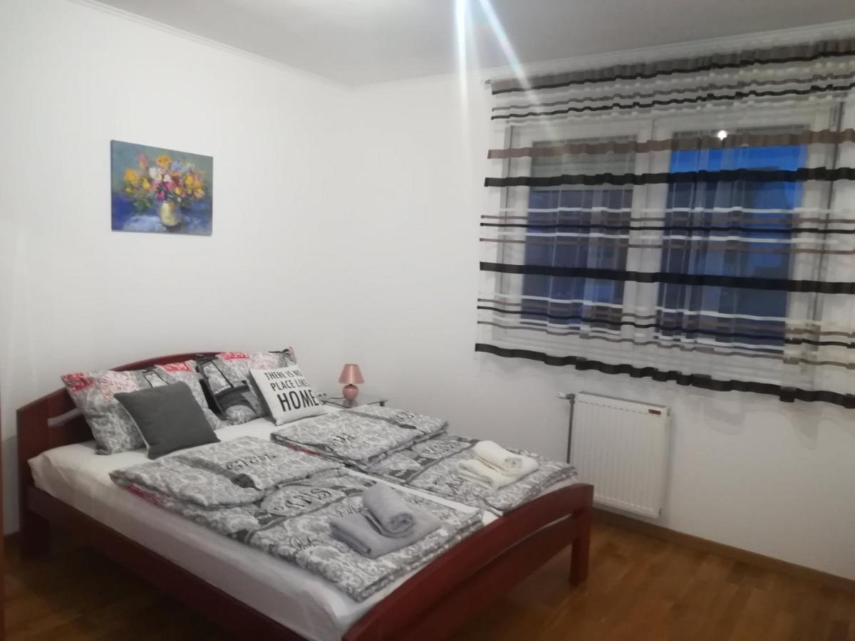 נובי סאד Paris Apartment -Free Private Parking מראה חיצוני תמונה